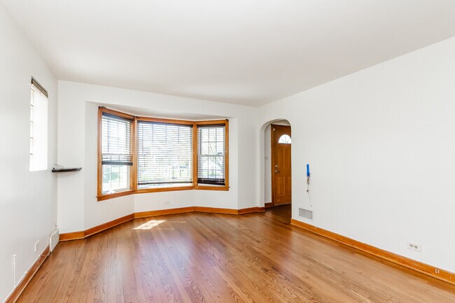 Building Photo - 2925 N Nagle Ave