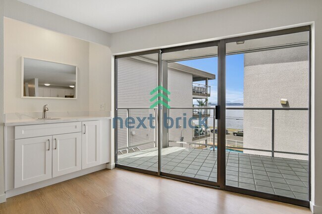 Foto del edificio - 2 Bed and 2 Bath Exceptional Condo with Water View is Available for Rent!