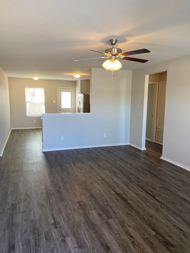Foto del edificio - *Preleasing* Three Bedroom | Two Bath Home...