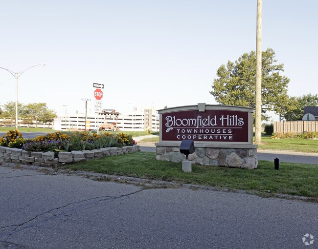 Letrero de entrada - Bloomfield Hills Townhouse Cooperative