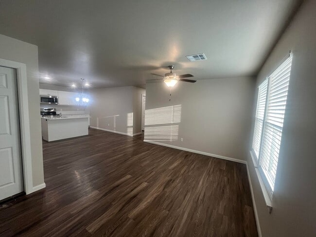 Foto del edificio - Stunning 3-Bedroom Home for Rent in Yukon,...