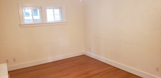 Living room - 3222 W Grace St