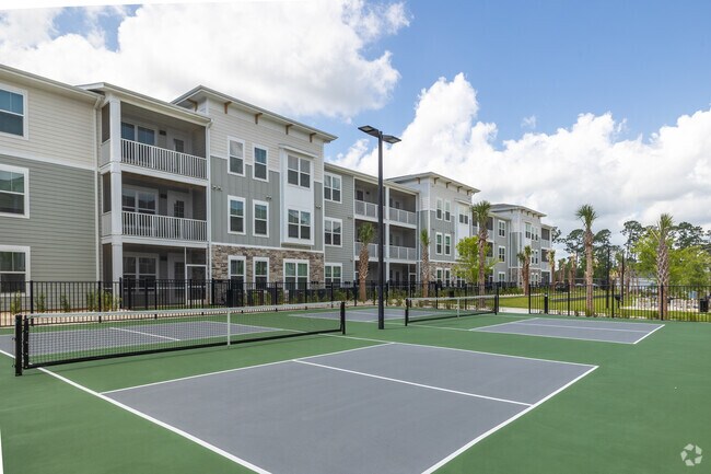 Cancha de pickleball en el patio - The Quinn Luxury Apartments