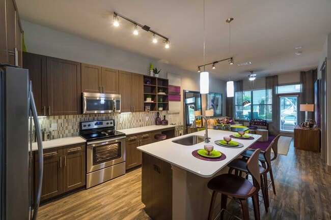 Sleek, Stylish, $1,000 Off - Sleek, Stylish, $1,000 Off Apartment