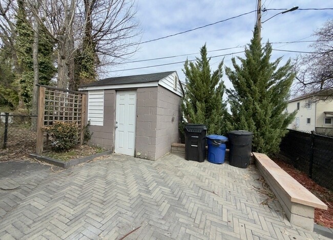 Building Photo - 123 Walnut Ave