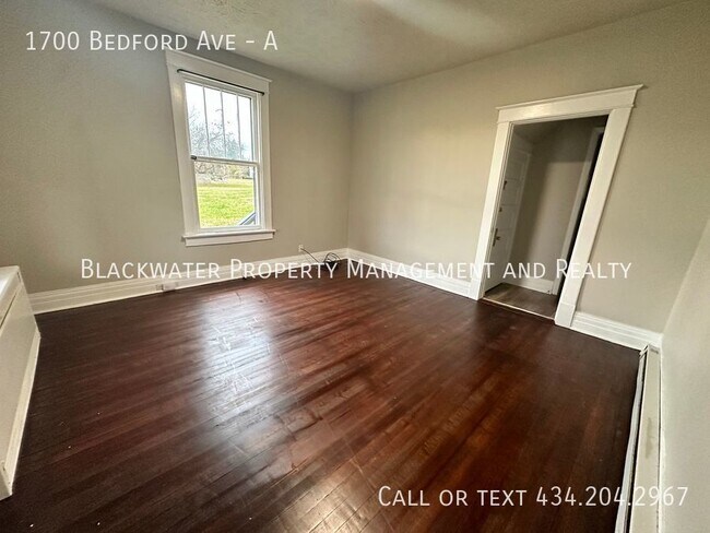 Building Photo - MOVE IN SPECIAL! 3 Bedroom Lower Level Dup...