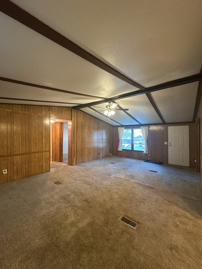 Building Photo - Nice 3 Bedroom, 2 Bathroom Home - 110 Wood...