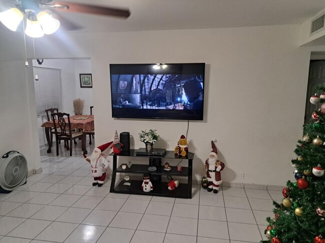 Building Photo - 827 SE 12th St