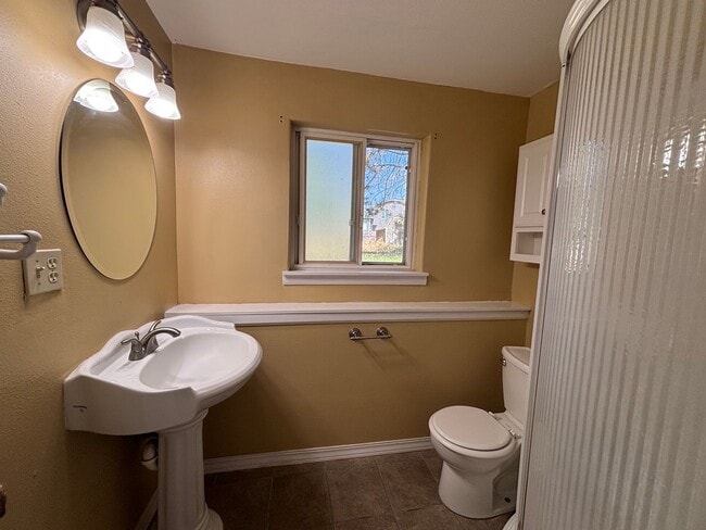Building Photo - Single Family Home with Garage, pets welco...