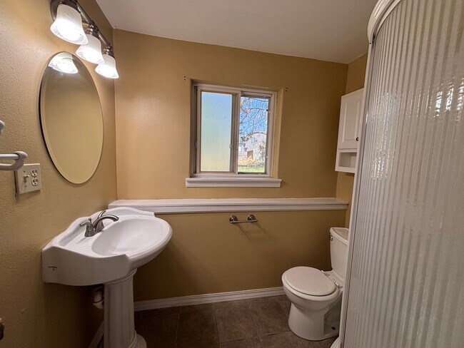 Foto del edificio - Single Family Home with Garage, pets welco...