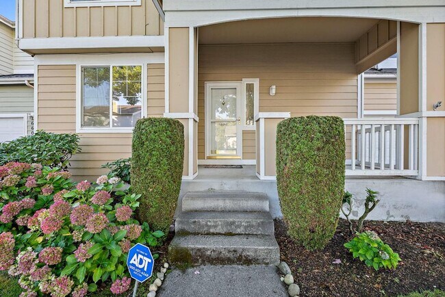 Foto del edificio - Modern 4-Bedroom Home with 5-Piece Primary...