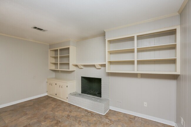 Foto del edificio - Charming 4-Bedroom, 2-Bathroom Brick Home ...