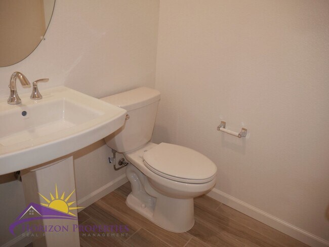 Foto del edificio - Modern Two-story 3 Bed 2.5 Bath 1,638 sqft Rancho Cordova Solar Home