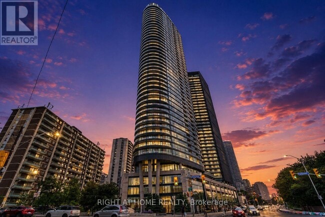 Building Photo - 585 Bloor St E