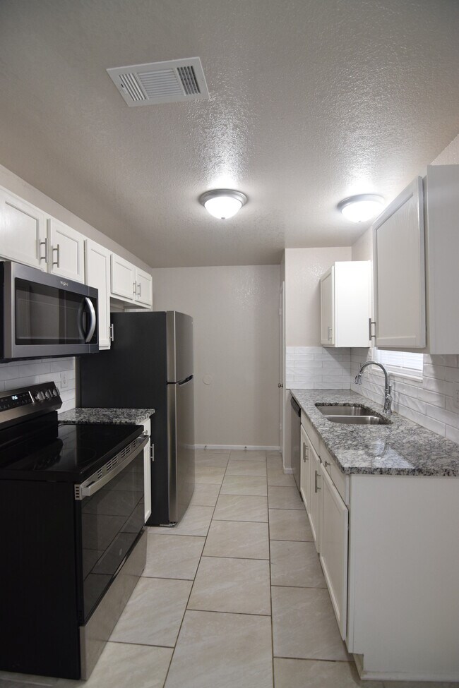 Building Photo - 2207 Jerome Dr