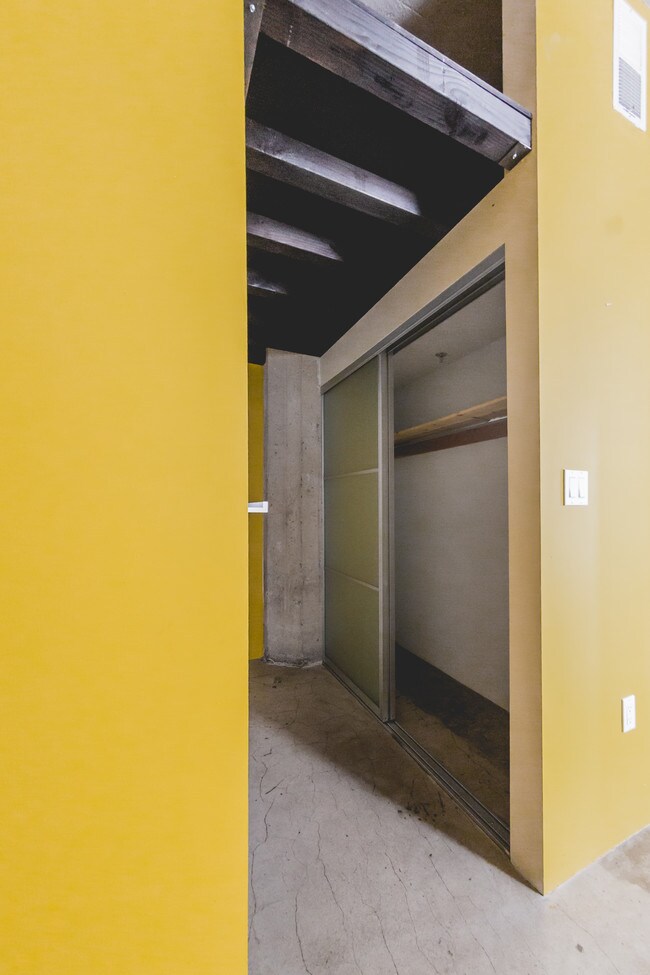 Foto del edificio - 825 E 4th St