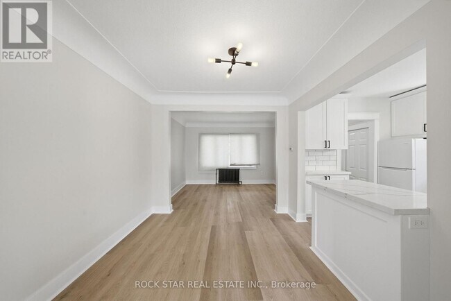 Building Photo - 1198 Dunsmure Rd