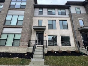 Building Photo - 635 Golborne St