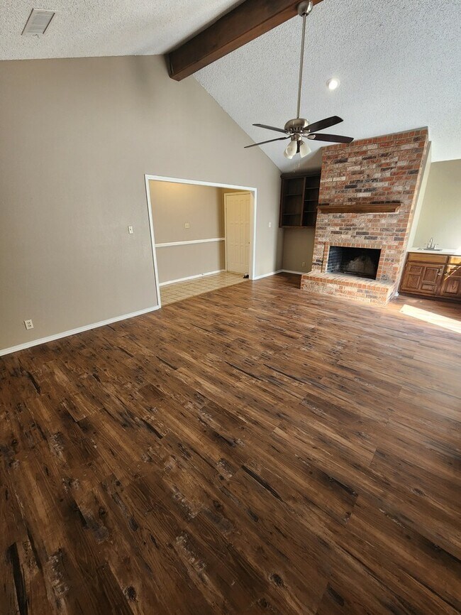 Foto del edificio - 3 bed 2 bath 2 car garage!