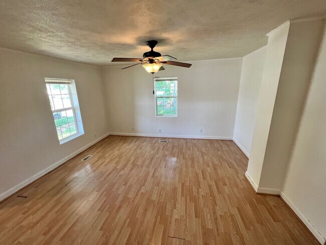 Building Photo - Centrally located, pet friendly, 3 Bedroom...