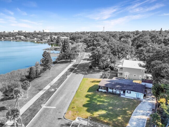 Foto del edificio - Discover lakeside living at its finest.