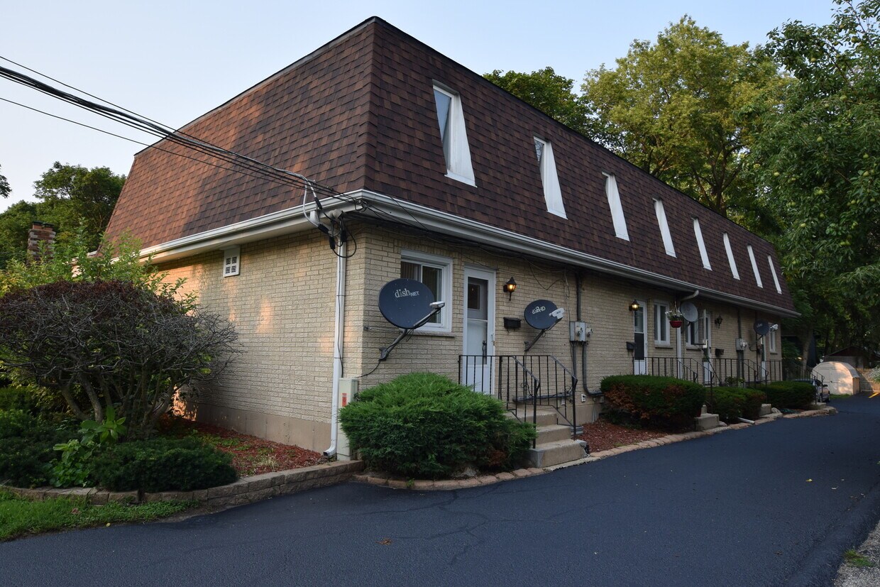 319 S Jefferson St Unit 0, Woodstock, IL 60098 Room for Rent in