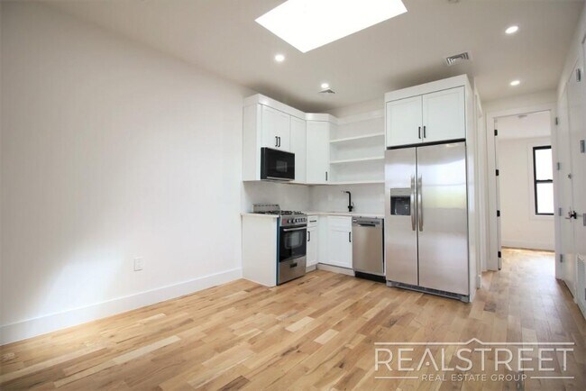 Foto del edificio - Stunnging NEW 4 Bed floor trhu in Bed Stuy/Ocean Hill with in unit W/D!