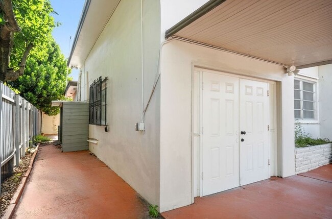 Building Photo - 411 SW 34th Ave