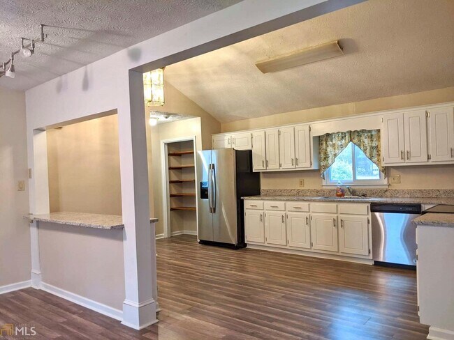 Building Photo - 130 King Arthur Ct