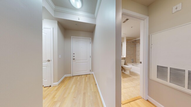 Foto del edificio - Logan Circle One Bedroom With Private Balc...