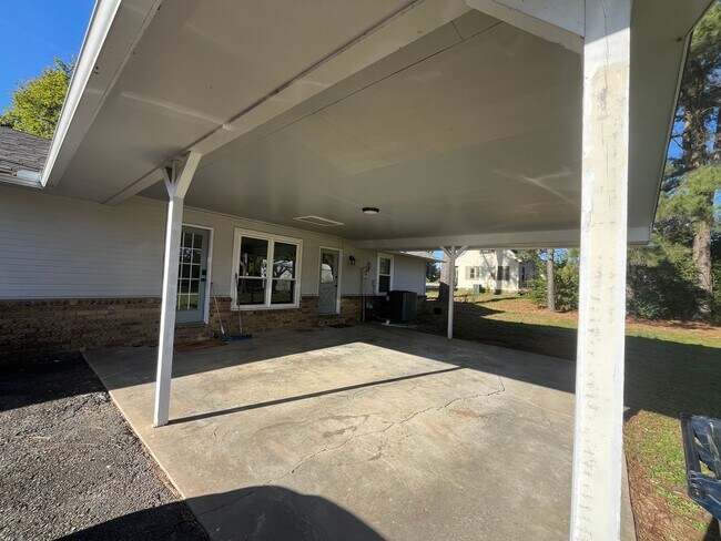 Building Photo - New Listing!