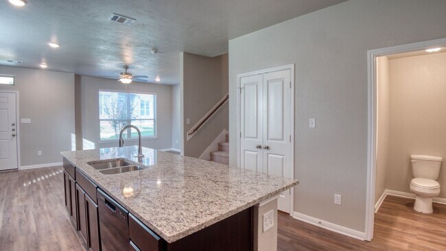 Foto del edificio - Spacious Townhome Available For the New Year!