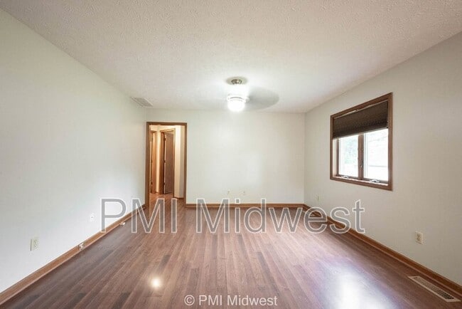 Building Photo - 406 Tulip Dr
