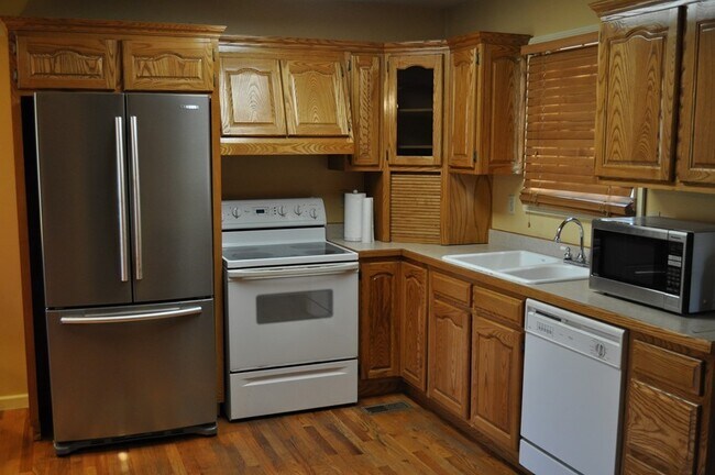 Foto del edificio - FOR LEASE!!