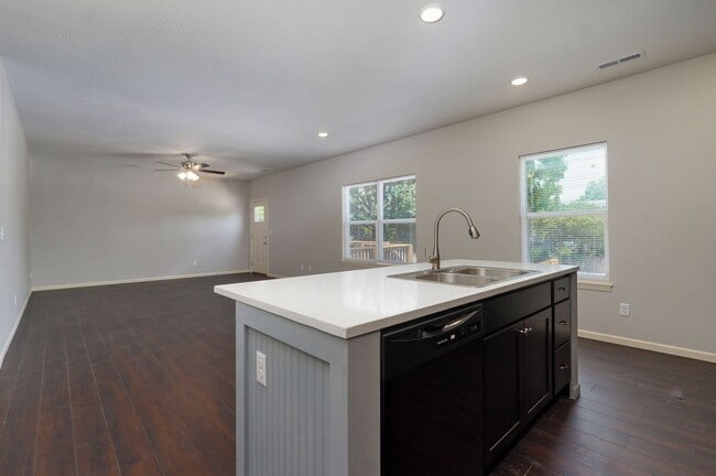 Foto del edificio - 1345 E Cherry St