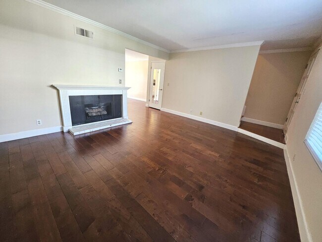 Building Photo - Lovely updated 3 bedroom, 2 bath condo