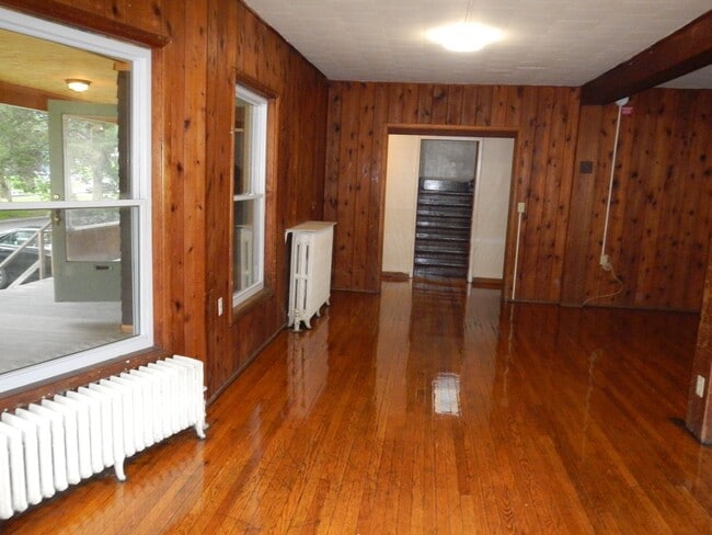 Building Photo - AVAILABLE 6/1/26 - Large House Available O...