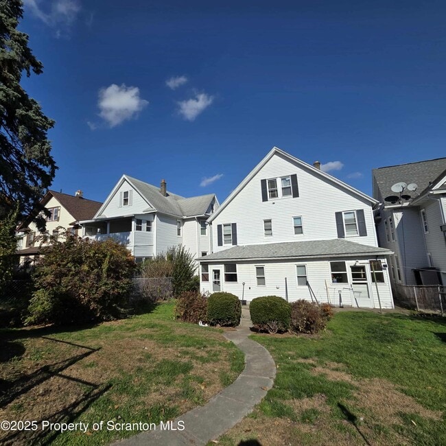 Building Photo - 1165 W Elm St