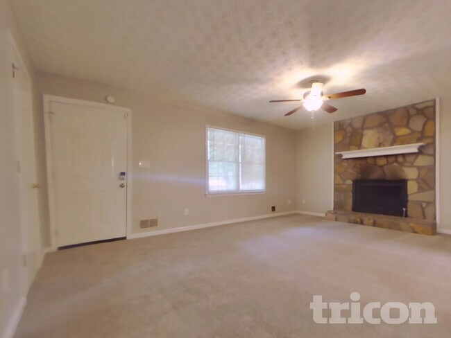 Foto del edificio - 100 Russell Dr