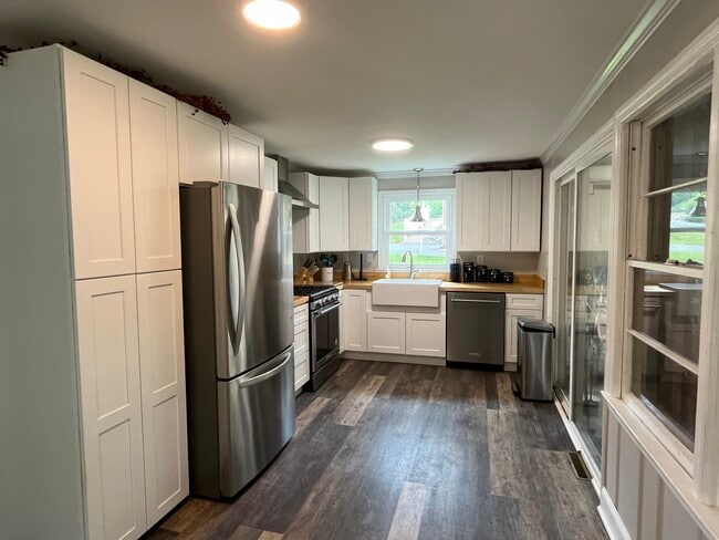 Building Photo - 1715 E Oakland Ave