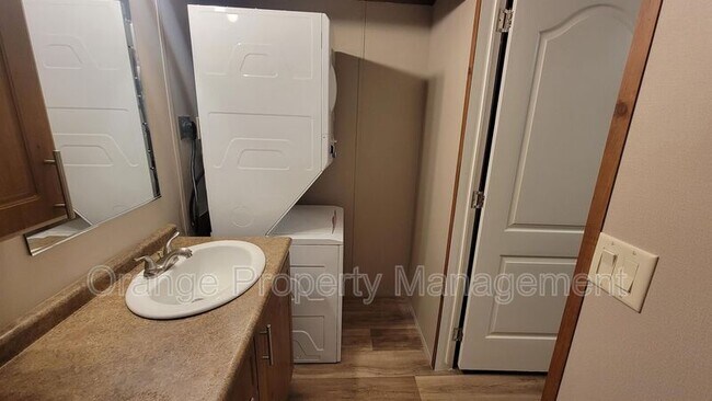 Foto del edificio - 920 Cedar Village Ln