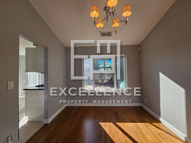 Building Photo - Beautiful 3/2 House Near Park With Laundry, High Ceilings, Yard and Pets Negotiable