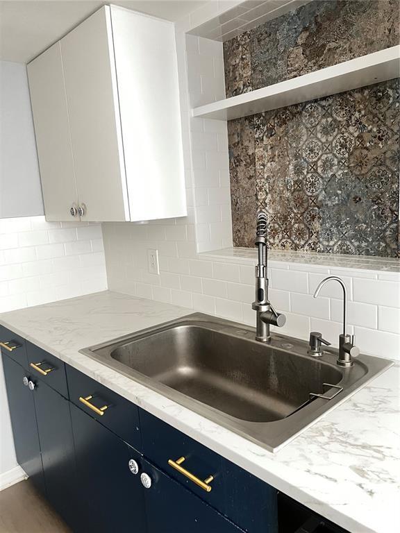 Foto del edificio - 5645 Marble Dr