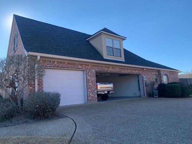 Building Photo - CARRIAGE OAKS CROSSING