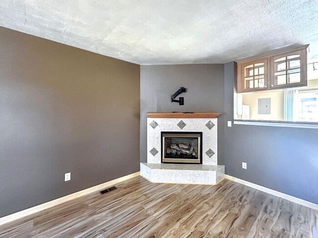 Building Photo - 2-Bedroom Home with Modern Amenities and C...