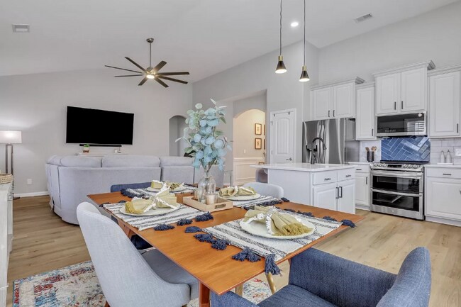 Building Photo - Executive Home in Convenient Location