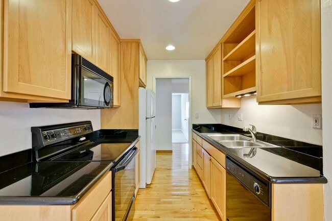 Building Photo - Very Spacious 2BR 2BA Condo in the Heart o...