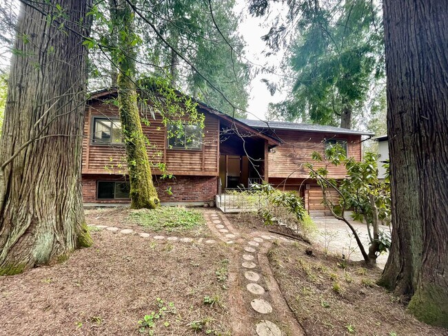 Foto del edificio - Nestled in the Trees 3 Bed 2.5 Bath in Lak...