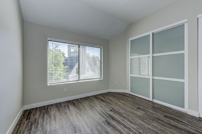 Building Photo - 2 Bedroom Condo in Great Location with Poo...