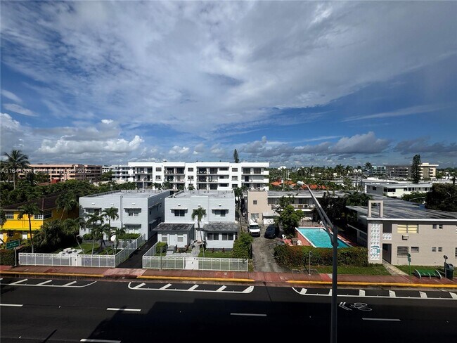 Foto del edificio - 8233 Harding Ave
